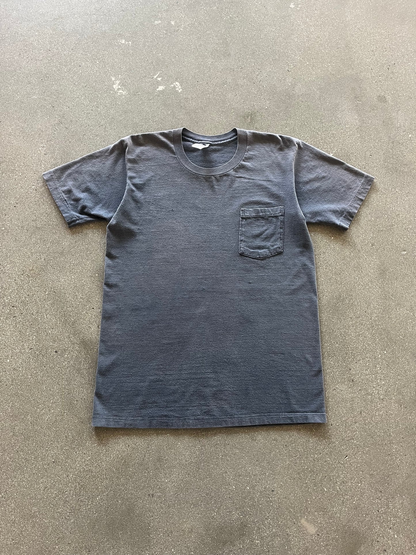 90’S FADED CHARCOAL POCKET TEE - M/L