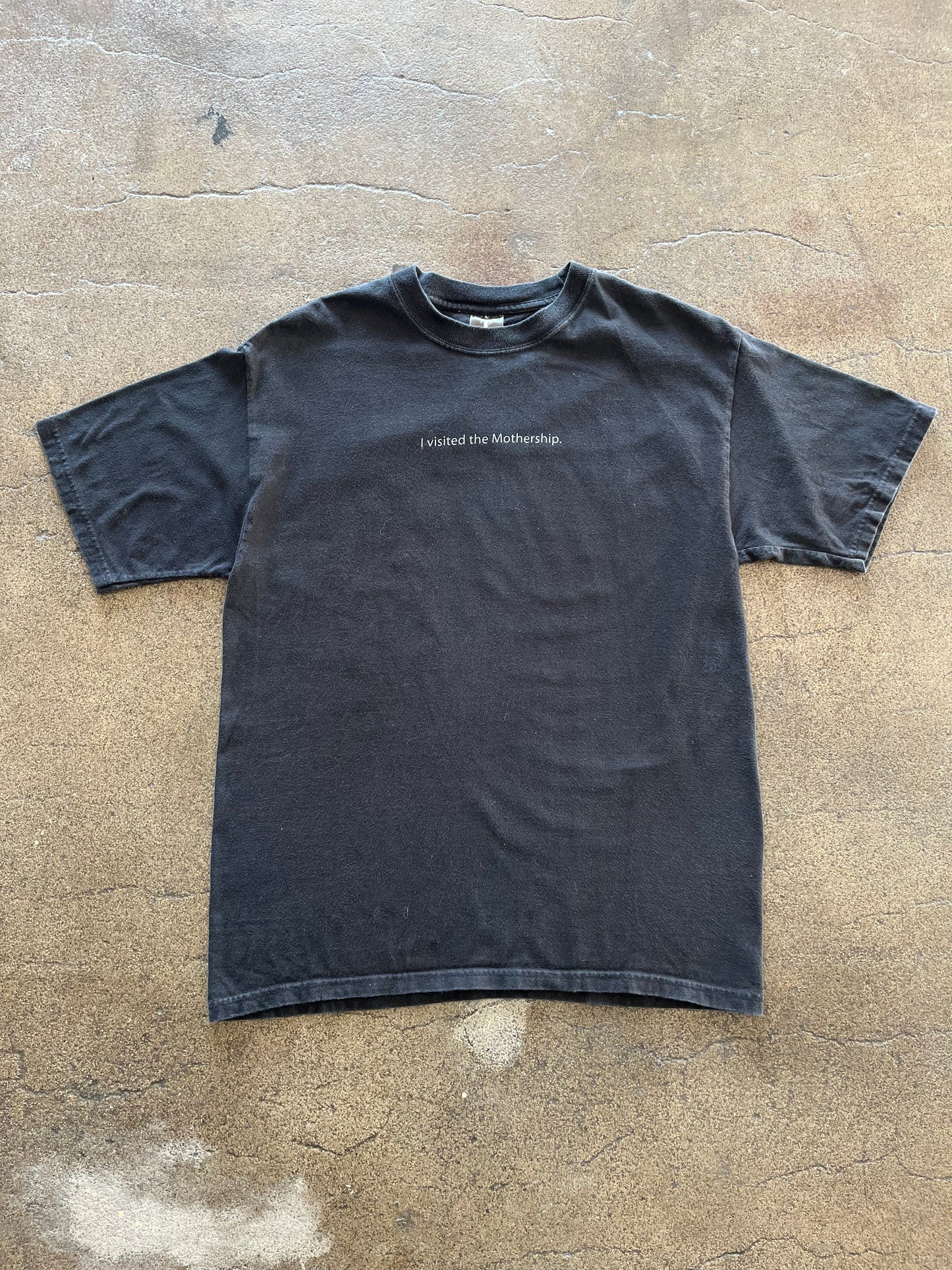 2000’S “I VISITED THE MOTHERSHIP.” APPLE TEE - M