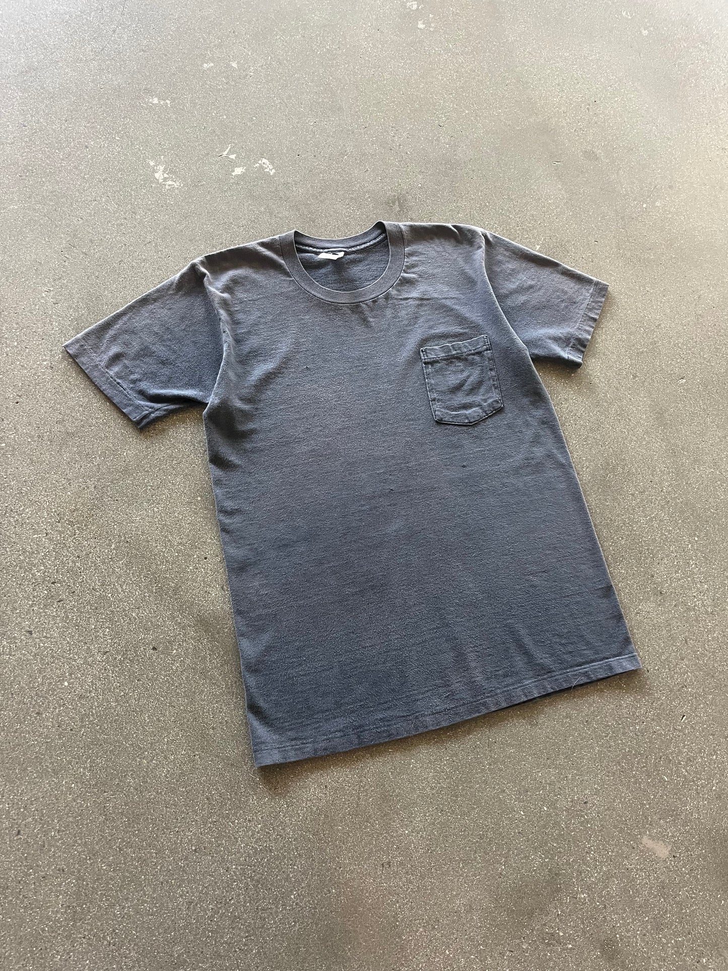 90’S FADED CHARCOAL POCKET TEE - M/L