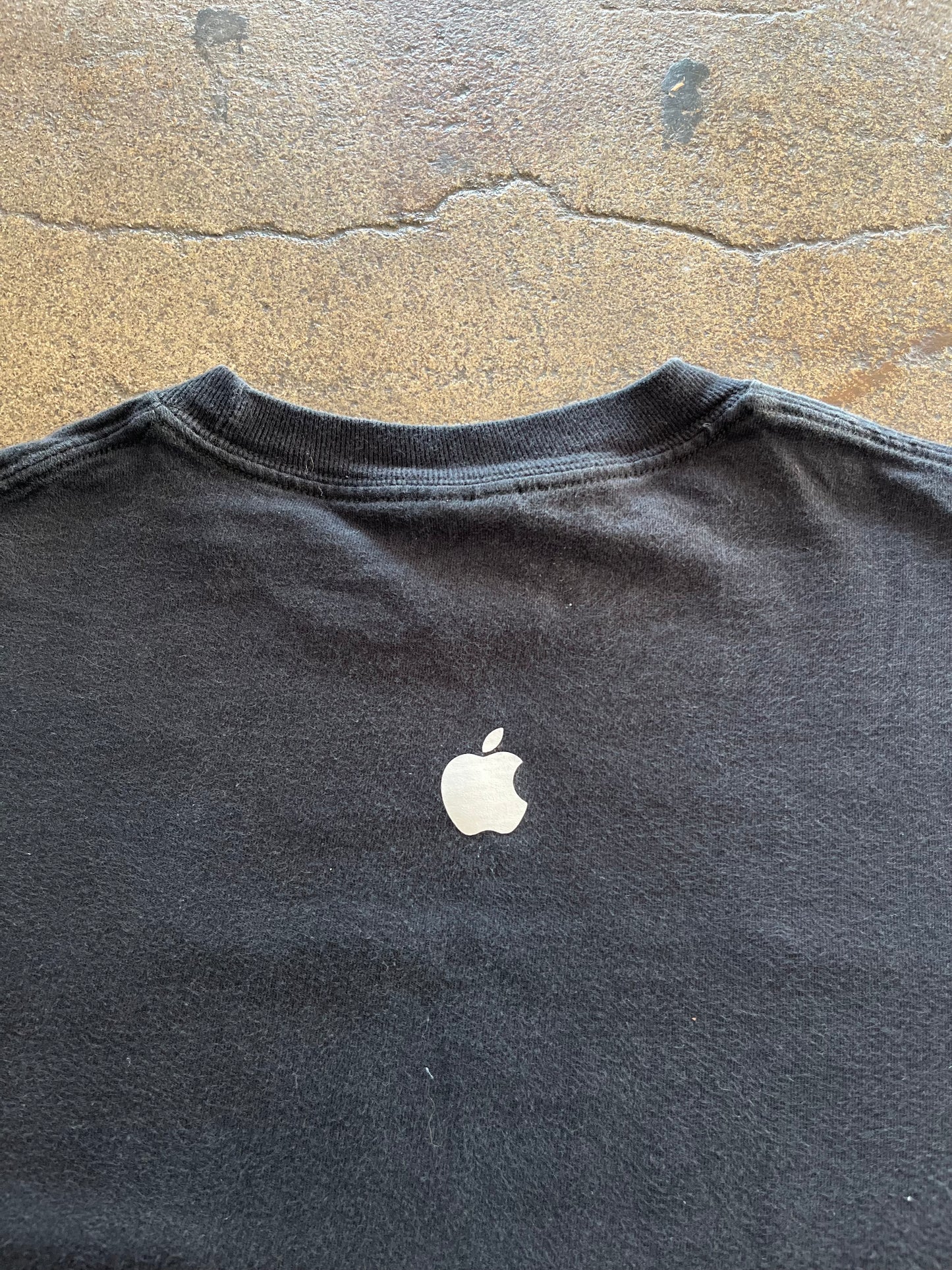 2000’S “I VISITED THE MOTHERSHIP.” APPLE TEE - M